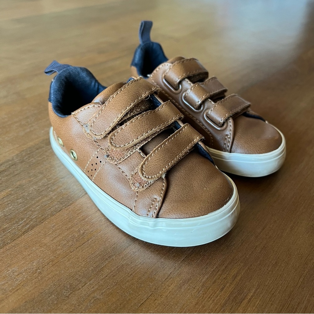 💥2/$20 Brown Sneakers - leather like - toddler boy shoes size 6 - Velcro